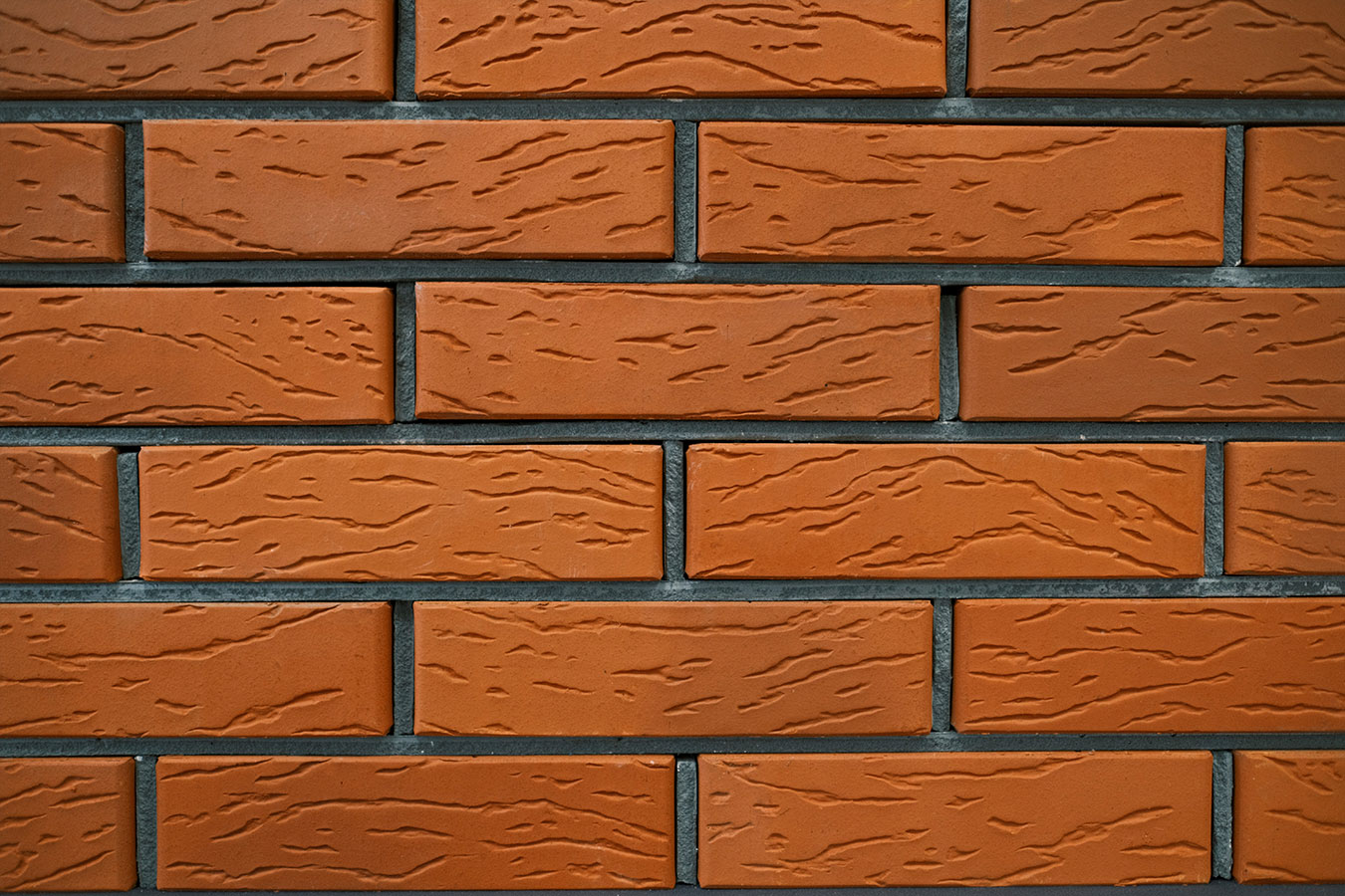 Арский кирпич лицевой 1.4НФ красный рустик кора дерева